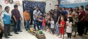 Foto : Panitia Natal Forwaka bersama tim melaksanakan Kunjungan ke dua Panti Asuhan yakniPanti Asuhan Kasih Amal Bersama, berada di Jalan Sehati No. 137, Tegal Rejo. Panti Asuhan Kasih Syukur Zuanda, di Jalan Mesjid Taufik, Kecamatan Medan Perjuangan, serta mengunjungi Sahat Sirait Wartawan AktualOnline.co.id yg mengalami sakit. Kamis(18/12).