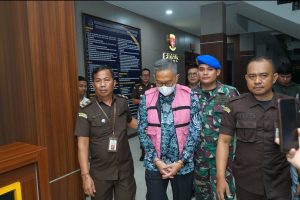 Foto : Penyidik Pidsus Kejaksaan Tinggi Sumatera Utara melakukan penahanan terhadap Oggy Achmad Kosasih Mantan Direktur Pelaksana PT Inalum periode 2019–2021. Ia ditetapkan sebagai tersangka baru dan langsung ditahan di Rutan Kelas IA Tanjung Gusta, Medan. Terkait Kasus Korupsi penjualan aluminium. Senin(22/12). (BM-red)