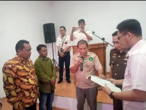 Foto : Ketua Forum Wartawan Kejaksaan (Forwaka) Sumatera Utara, Irfandi, resmi melantik pengurus Forwaka Kota Tanjung Balai periode 2025–2027. Acara Pelantikan ini juga dihadiri langsung Kepala Kejaksaan Negeri Tanjung Balai, Bobon Robiana,SH, MHum, Perwakilan Wali Kota Tanjung Balai, jajaran pengurus Forwaka Sumut, serta unsur Forum Koordinasi Pimpinan Daerah (Forkopimda) setempat. Bertempat di Aula Kejaksaan Negeri (Kejari) Tanjung Balai dan berlangsung khidmat. Senin(22/12). (BM-red).