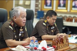 Foto : Kajatisu Dr. Harli Siregar, SH, MHum menyetujui tersangka Farel Devenial Aulia dihentikan penuntutan perkara tindak pidana kecelakaan lalu lintas melalui mekanisme Restorative Justice dari Kejaksaan Negeri Pematang Siantar, Senin(29/12).