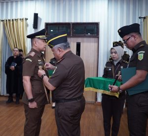 Foto : Dr. Harli Siregar, SH., M.Hum., memimpin pelantikan dan serah terima jabatan (sertijab) Asisten Intelijen Kejati Sumut serta Kepala Kejaksaan Negeri (Kajari) Tebing Tinggi. Acara berlangsung di Aula Cipta Kerta lantai III, Kantor Kejati Sumut, Jalan Jenderal Besar AH Nasution, Medan. Selasa (30/12/2025). (BM-red).