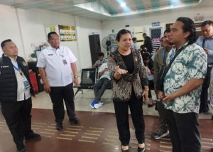 Kepala Seksi Lalu Lintas dan Izin Tinggal Keimigrasian, Leonita Rotua, saat menjelaskan Pelayanan paspor di kantor Imigrasi Pematangsiantar kepada wartawan peserta Media Tour dan Refleksi Akhir Tahun 2025 Kanwil Ditjen Imigrasi Sumut. (Ist)
