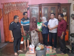 Ketua DPW Pendawa Sumut Dr, Adlan, MM, memberikan bantuan sembako kebutuhan dasar sehari-hari kepada keluarga Leo Sudarman (70) seorang senior Pendawa akibat banjir.