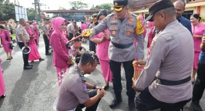 Kapolresta Deli Serdang Kombes Pol. Hendria Lesmana, S.I.K., M.SI didampingi Ketua Bhayangkari Cabang Kota Deli Serdang Ny. Rani Hendria, melakukan penyiraman air bunga kepada personil yang naik pangkat setingkat lebih tinggi.