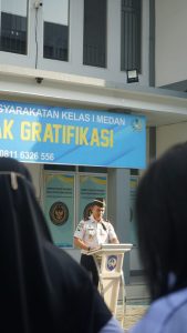 Kepala Lembaga Pemasyarakatan (Kalapas) Kelas I Medan, Fonika Affandi, memberikan arahan pada apel pagi perdana Tahun 2026 bersama seluruh jajaran pegawai.