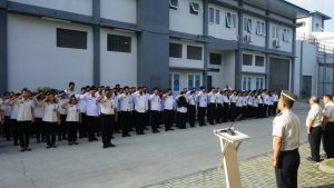 Kepala Lembaga Pemasyarakatan (Kalapas) Kelas I Medan, Fonika Affandi, memimpin apel pagi perdana Tahun 2026 bersama seluruh jajaran pegawai.