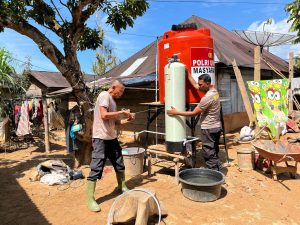 Personel SAR Batalyon A, Polda Sumut melaksanakan pemasangan filter air Nanotec pada fasilitas sumur bor di Desa Hutanabolon, Kecamatan Tukka, Kabupaten Tapanuli Tengah.
