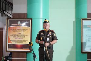 Foto : Kajatisu Dr. Harli Siregar, SH, MHum memimpin apel kerja perdana jajaran Kejaksaan Tinggi Sumatera Utara di Adhyaksa Hall, lantai I, Kantor Kejati Sumut, Jalan Jenderal Besar AH Nasution No. 10C, Medan, Senin (5/1). (BM).