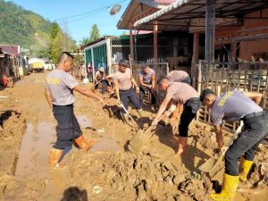 Personel SAR dan Batalyon A Polda Sumut melaksanakan pembersihan selokan serta gotong royong membersihkan lingkungan warga.