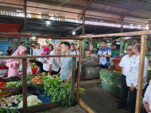 Dirut PUD Pasar Medan Anggia Ramadhan, SE., M.Si, bersama Direktur Operasional Agus Syahputra, S.Pi., M.Si, Direktur Administrasi dan Keuangan, Bobby Octavianus Zulkarnain, SE, dan Direktur Pengembangan dan SDM Rudiansyah, S.Sos., melaksanakan peninjauan ke Pasar Simalingkar dan Pasar Sentosa Baru.