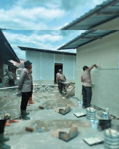 Personel Satuan Brimob Polda Sumatera Utara melakukan pelapisan plester pada dinding tembok.