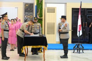 Kepala Polisi Daerah Sumatera Utara, Irjen Pol Whisnu Hermawan Februanto, S.I.K., M.H., memimpin Upacara Serah Terima Jabatan (Sertijab) Wakapolda Sumut, dari Brigjen Pol Rony Samtana, S.I.K., M.T.C.P. kepada Brigjen Pol Sonny Irawan, S.I.K., M.H.