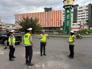 Direktur Lalu Lintas Polda Sumut, KBP Firman Darmansyah, S.I.K., melakukan pengecekan kehadiran sekaligus pelaksanaan tugas anggota yang menjalankan pengaturan lalu lintas pagi hari.