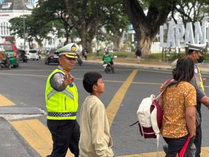 KBP Firman Darmansyah, S.I.K., melakukan pelaksanaan tugas anggota yang menjalankan pengaturan lalu lintas pagi hari.