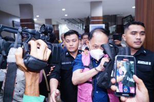 Foto : Bertambah lagi seorang Tersangka JS ditahan Tim Penyidik Kejatisu dalam kasus tindak pidana korupsi yang terjadi dalam praktik penjualan aluminium alloy, di mana proses pembayaran tidak sesuai dengan ketentuan hukum yang berlaku. Selasa(13/1). (BM-red).