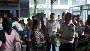 Kepala Lapas Kelas I Medan memberikan bantuan sosial kepada keluarga warga binaan pemasyarakatan yang hadir sebagai pengunjung.