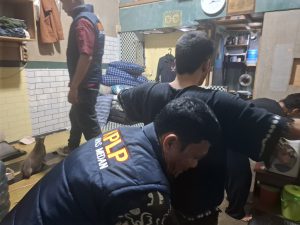 Petugas Lapas Kelas I Medan melakukan pemeriksaan badan kepada warga binaan pemasyarakatan.