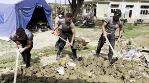 Para Taruna Akpol tampak membersihkan sisa lumpur dan sampah di Aceh Tamiang.