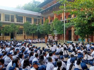 Personel Satuan Lalu Lintas (Sat Lantas) Polres Sibolga melaksanakan Pembinaan dan Penyuluhan (Binluh) bertajuk *Police Goes to School* di SMP Negeri 2 Sibolga.