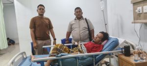 Foto : Sekretaris Forwaka Sumut T. Andri Pratama dan Bendahara Awaluddin Lubis hadir mewakili Ketua Forwaka menjenguk Anggota Forwaka yg sedang berbaring setelah selesai operasi Batu Empedu di RS. Madani Medan, Rabu(21/1).