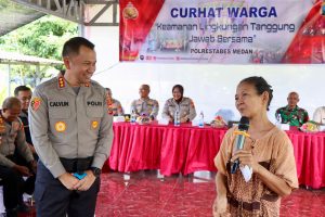 Kapolrestabes Medan Kombes Pol Dr. Jean Calvijn Simanjuntak, S.I.K., M.H., curhat bersama salah satu warga.