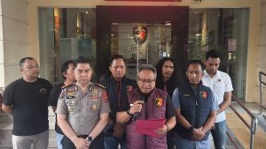 Kombes Pol Ricko Taruna Mauruh saat memaparkan kasus pencurian dengan kekerasan (curas) terhadap seorang anak perempuan di wilayah Medan Marelan, Kota Medan.