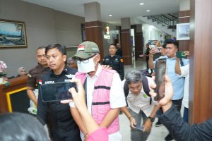 Foto : ESK Pejabat Pembuat Komitmen (PPK) Direktorat Jenderal Cipta Karya Kementerian PUPR ditahan Penyidik Pidsus Kejatisu karena terlibat dalam tindak pidana korupsi pada proyek penataan kawasan Waterfront City Pangururan dan Tele di Kawasan Strategis Pariwisata Nasional (KSPN) Danau Toba Tahun Anggaran 2022. Selasa (27/1).