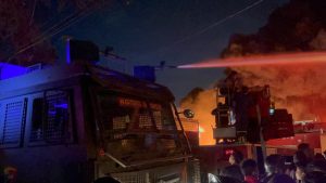 Mobil Armoured Water Cannon (AWC) milik Satuan Brimob Polda Sumut membantu proses penanganan pemadaman kebakaran hebat di PT Garuda Mas Perkasa (Pabrik Swallow).