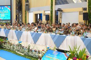 Kapolda Sumatera Utara Irjen Pol. Whisnu Hermawan Februanto, S.I.K., M.H., Pejabat Utama (PJU) Polda Sumut, para Kapolres jajaran, serta Kajati Sumatera Utara Dr. Harli Siregar, S.H., M.Hum, bersama dan Kepala Kejaksaan Negeri (Kajari) di wilayah Sumatera Utara.