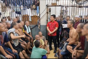 Kepala Kesatuan Pengamanan Rutan (Ka. KPR) Rutan Kelas I Labuhan Deli, Warisman Sihotang, melakukan pendekatan secara humanis kepada Warga Binaan Pemasyarakatan (WBP).