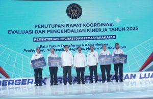Menteri Imigrasi dan Pemasyarakatan, Agus Andrianto, menyerahkan bantuan donasi kepada Kepala Kantor Wilayah Ditjen Imigrasi Sumatera Utara sebagai bentuk kepedulian terhadap jajaran yang terdampak bencana alam.