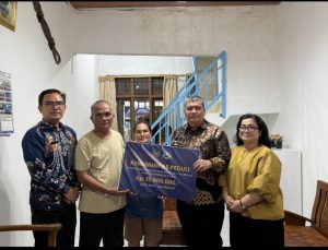 Kakanwil Ditjen Imigrasi Sumatera Utara, Teodorus Simarmata, didampingi oleh Kepala Kantor Imigrasi Kelas II TPI Sibolga menyerahkan bantuan secara langsung kepada para pegawai terdampak.