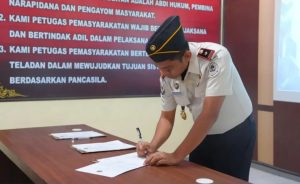 Karutan Kelas IIB Pangkalan Brandan, Akmalun Ikhsan melakukan penandatanganan perjanjian kinerja Tahun 2026 sebagai bentuk komitmen pelaksanaan program dan target kerja di lingkungan pemasyarakatan.