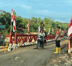 Personel Brimob Batalyon C Satuan Brimob Polda Sumatera Utara melaksanakan pengamanan dan pengawasan akses jalan darurat di Desa Garoga, Kecamatan Batang Toru, Kabupaten Tapanuli Selatan.