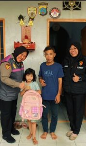 Psikologi (Bagpsi) Ro SDM Polda Sumut bersama konselor Unit Perlindungan Perempuan dan Anak (PPA) Polrestabes Medan, memberikan psikososial kepada seorang anak yang menjadi korban peristiwa pencurian di wilayah hukum Polda Sumut.
