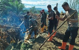 Personil gabungan TNI dan Polri, melaksanakan pembukaan lahan hunian tetap (HUNTAP) di Desa Napa dan Desa Batu Horing, Kecamatan Batang Toru.