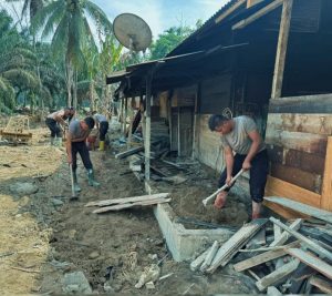 Polda Sumatera Utara melalui personel Batalyon C Satuan Brimob melakukan pembersihan rumah warga terdampak bencana alam di wilayah Kecamatan Batang Toru, Kabupaten Tapanuli Selatan.