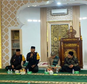 Personel Batalyon A Satuan Brimob Polda Sumatera Utara menggelar keagamaan di Masjid Al-Barokah, Mako Satuan Brimob Polda Sumut.