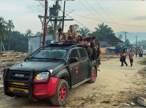 Personel Brimob Polda Sumatera Utara melaksanakan pengantaran anak-anak sekolah di Desa Garoga, Kecamatan Batang Toru, Kabupaten Tapanuli Selatan.