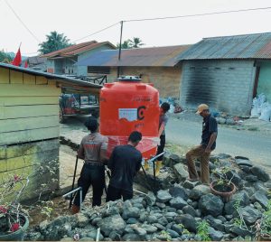 Personel SAR Batalyon A Pelopor melakukan pemasangan tandon air di Desa Hutabalang, Kecamatan Badiri.