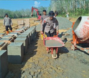 Personel Brimob melaksanakan pembangunan kawasan hunian tetap (HUNTAP) di Desa Napa, Kecamatan Batang Toru.