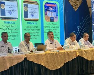 Kepala Kantor Wilayah Direktorat Jenderal Imigrasi Sumatera Utara, Teodorus Simarmata, saat memaparkan Pendapatan Negara Bukan Pajak (PNBP) yang melampaui target secara signifikan sepanjang Tahun 2025.