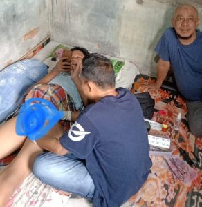Foto : Forwaka Sumut melakukan aksi kemanusiaan dengan membantu proses Sunat Rasul bagi seorang anak yatim piatu. Abd Aziz (13). Sabtu (27/12) dikediaman Jalan Medan-Besitang, Pangkalan Brandan, Kabupaten Langkat. (BM).