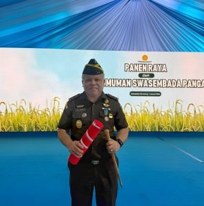 Foto : Kepala Kejaksaan Tinggi (Kajati) Sumatera Utara, Dr. Harli Siregar, SH., M.Hum,Menerima penganugerahan Tanda Kehormatan Satya Lencana Wira Karya dari Presiden Prabowo dalam acara Panen Raya Nasional di Kecamatan Cilebar, Kabupaten Karawang, Jawa Barat. Rabu (7/1).