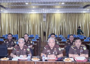 Foto : Kajatisu Dr. Harly Siregar, SH,MHum didampingi Wakajatisu Abdullah Noer Denny, SH.,MH serta Asisten Tindak Pidana Umum Jurist Preciselly, SH., MH melakukan ekspose dan pemaparan kronologi perkara secara daring oleh Jaksa Penuntut Umum (JPU) dari Kejaksaan Negeri Simalungun. memutuskan menghentikan penuntutan terhadap seorang tersangka tindak pidana penadahan barang hasil curian. Senin (12/1).