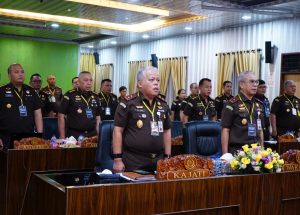 Foto : Kajati Sumatera Utara, Dr. Harli Siregar, SH., M.Hum, dan jajaran Kejaksaan Tinggi Sumatera Utara mengikuti kegiatan ini secara daring dari Aula Cipta Kerta, Kejati Sumut. Selasa (13/1). 
