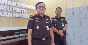 Foto : Kepala Kejaksaan Negeri Dairi, Bima Yudha Asmara, SH, MH memberikan keterangan Pers terkait dimulainya penyelidikan kasus korupsi penyalahgunaan dana pasilitas kesehatan tingkat pertama. Selasa (13/1).