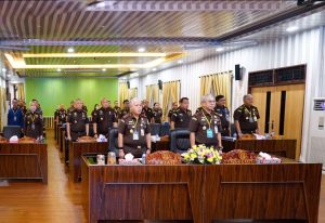 Foto : Kepala Kejaksaan Tinggi Sumatera Utara (Kajati Sumut), Dr. Harli Siregar, SH., M.Hum, bersama Wakajati Sumut Abdullah Noer Denny, SH., MH, mengikuti jalannya penutupan dari Aula Cipta Kerta Lantai III, di Kantor Kejati Sumut. Kamis (15/1).
