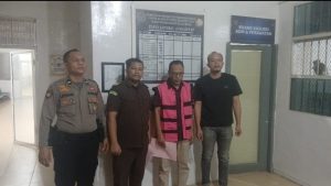 Foto : Inisial (S) mantan pejabat di salah satu bank plat merah cabang Iskandar Muda Medan Ditahan Tim Pidsus Kejari Medan terkait kasus korupsi pengelolaan realisasi kredit yang merugikan negara miliaran rupiah. Senin (26/1).