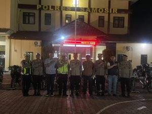 Wakapolres Samosir Kompol Briston A. M. Napitupulu, S.T., S.I.K., foto bersama dengan Kasat Lantas Polres Samosir, Ps. Kasat Intelkam, Kasat Reskrim, Kasat Samapta, Danramil 03 Pangururan Kapten Inf. Ediyanto Simangunsong, Kasi Propam, Kanit Regident Sat Lantas, personel Koramil 03 Pangururan, personel Polres Samosir.